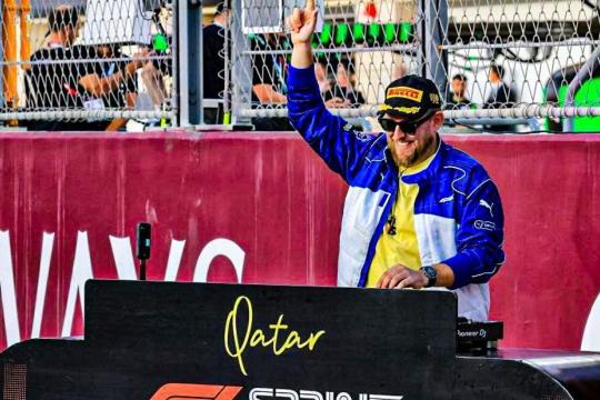 Economiedocent, DJ Admin, treedt op als voorprogramma van Metallica