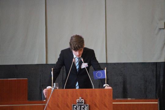 Seán Loney door naar de nationale Model European Parliament Conferentie.