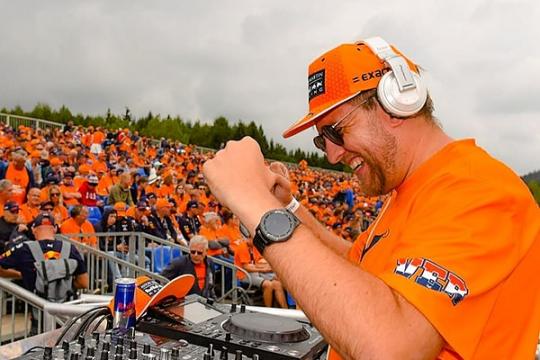 Meneer Jansen (docent Economie) alias DJ Admin bij Hart van Nederland!