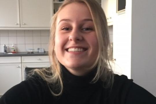 Isa Verwijlen jongste deelnemer Groot Dictee