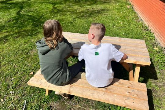 Een picknicktafel, een kas in de tuin en samenwerking met de Maaskei!