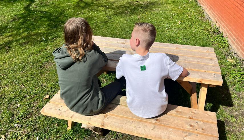 Een picknicktafel, een kas in de tuin en samenwerking met de Maaskei!