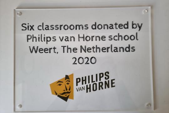 Drie plaquettes Philips van Horne voor mega school in Malawi