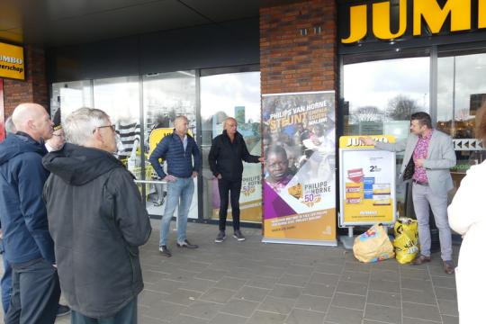 Philips van Horne en Jumbo Heerschap geven startsein voor emballage-actie voor school in Malawi