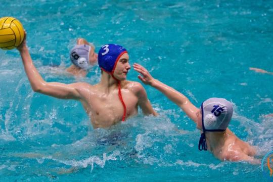 Tobias Coenen (H2A) druk bezig met waterpolo tijdens de vakantie