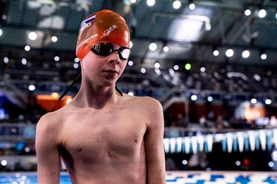 Zwemtalent Philips van Horne op jeugdjournaal