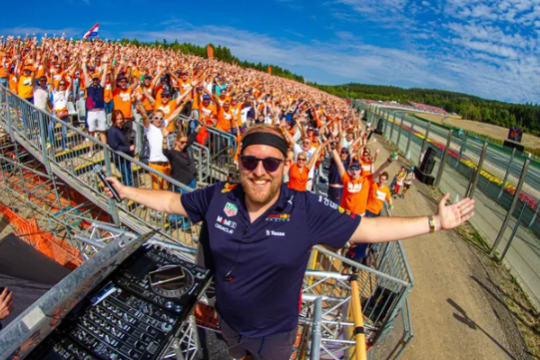 DJ admin alias meneer Jansen reist de hele wereld af als sfeermaker op F1-circuits