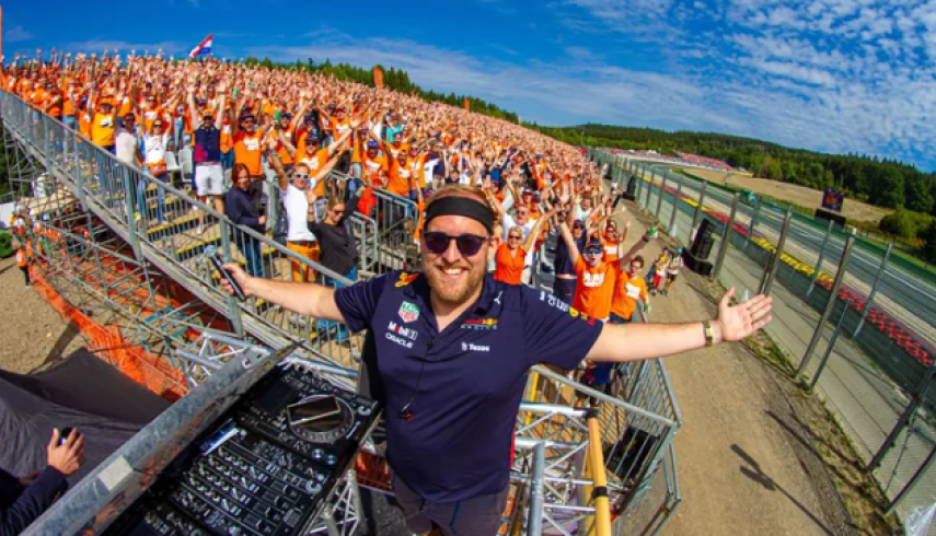 DJ admin alias meneer Jansen reist de hele wereld af als sfeermaker op F1-circuits